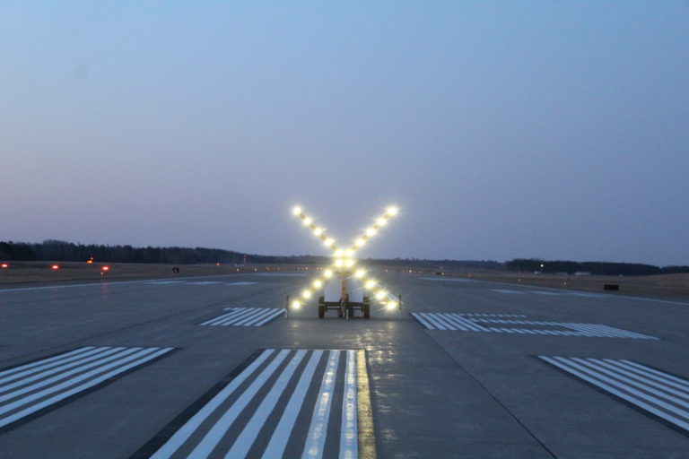 LED Portable Lighted Runway Closure Marker RCMD L893 Halibrite